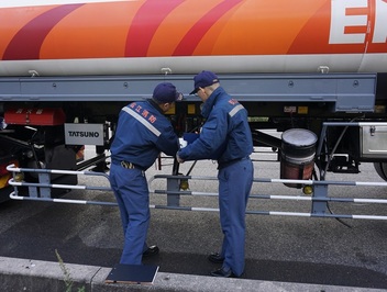 2名の予防課員の男性がガソリンタンク車の点検を行っている様子の写真