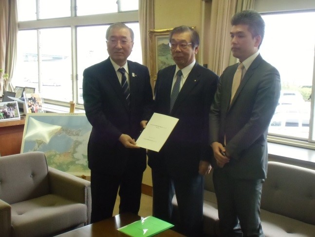 委員長と副委員長が市長に提言書を提出している写真