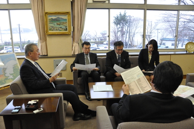 松江市公共施設適正化計画策定委員会と市長の5名で意見交換を行っている様子の写真