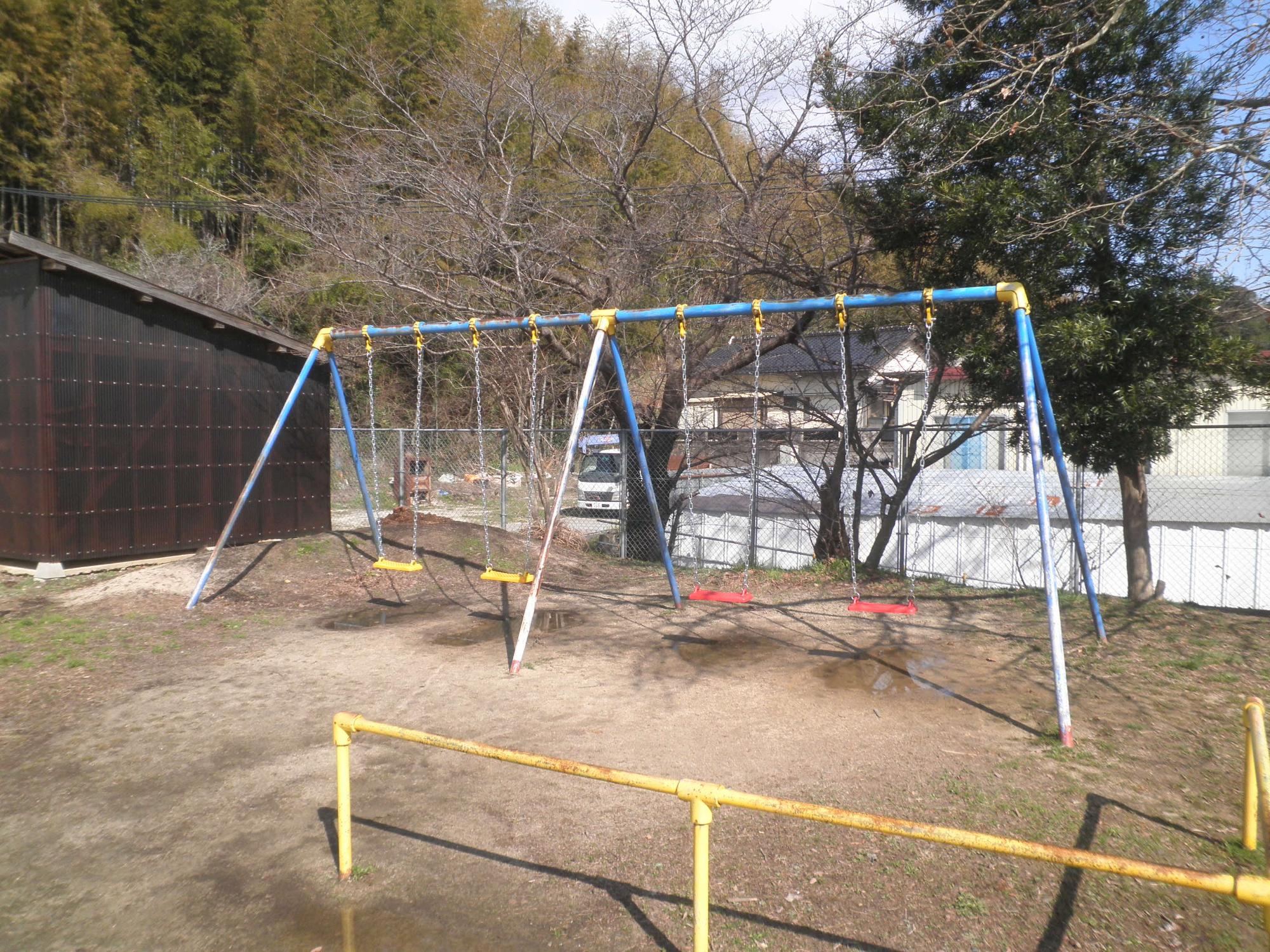 揖屋小学校4連ブランコ