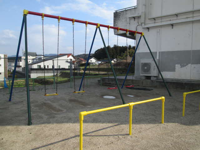 大庭小学校4連ブランコ