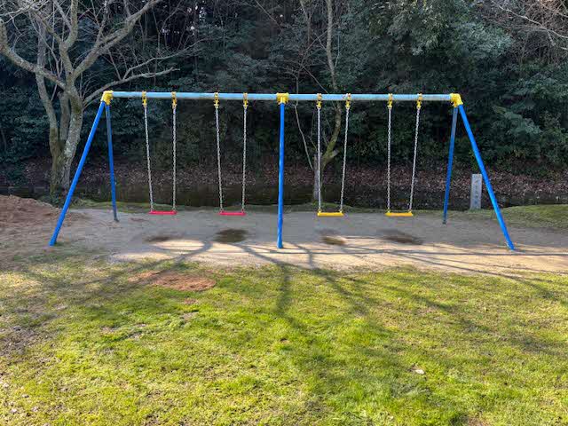 竹矢小学校4連ブランコ