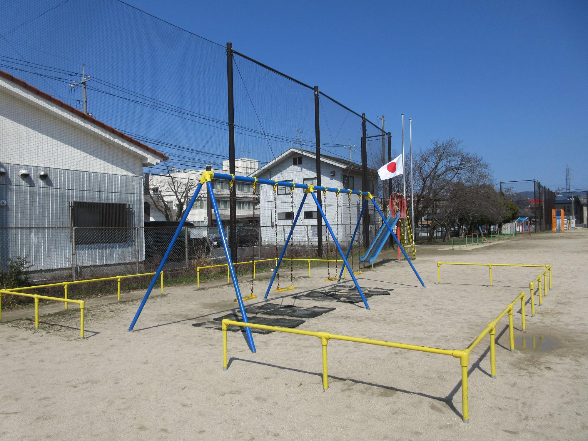 津田小学校4連ブランコ