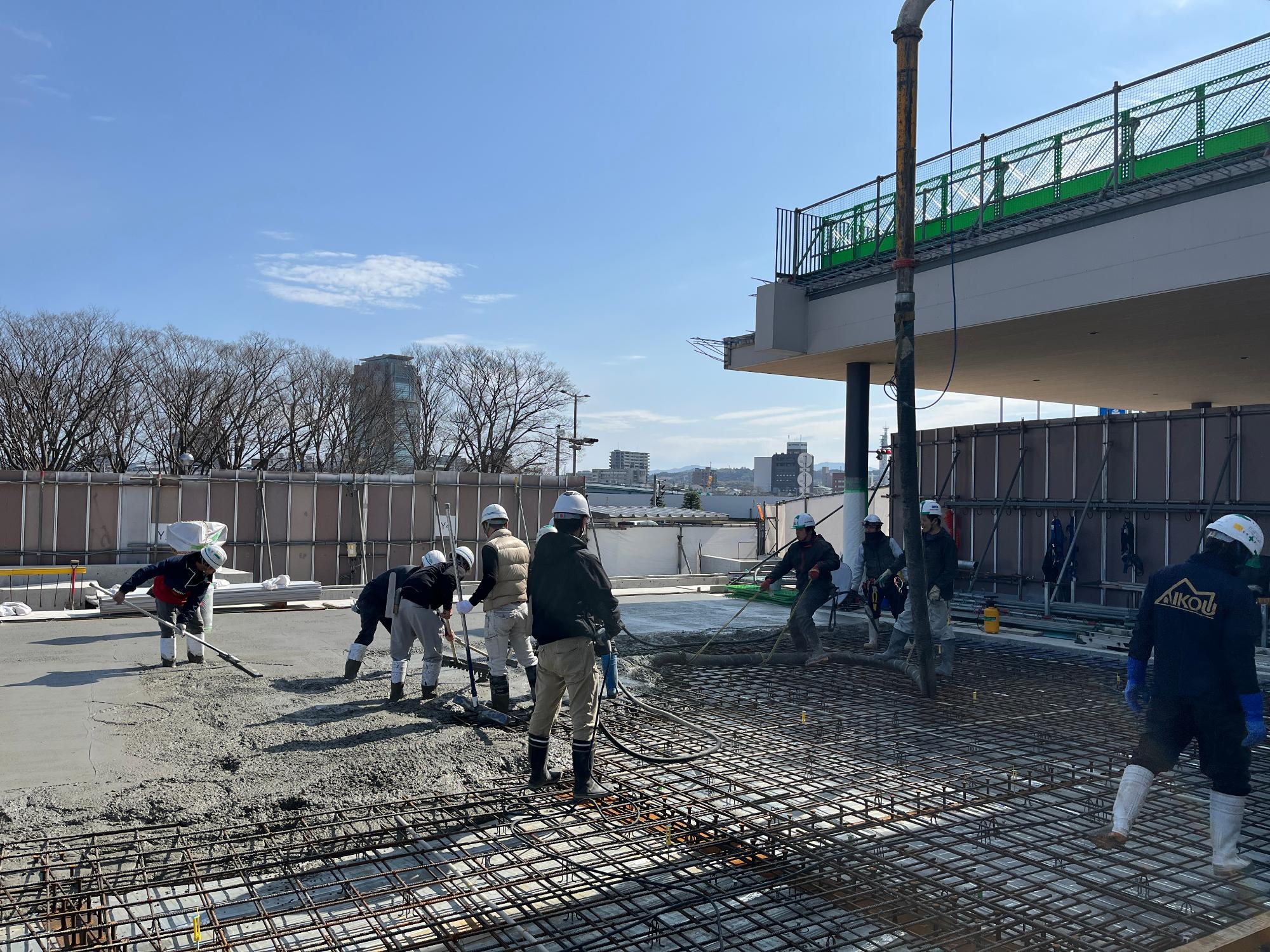 1F床のコンクリートを打設している写真