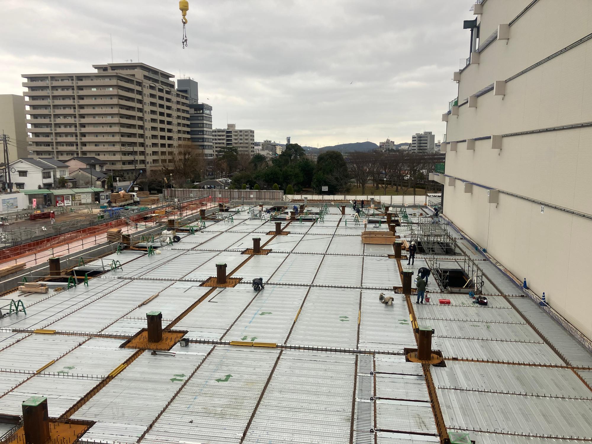 下地鉄板を敷設している写真