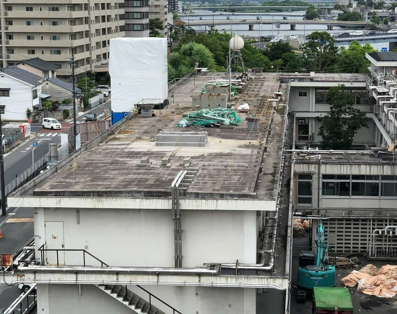 設備機器を撤去した旧庁舎の屋上の写真