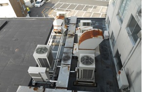 第4別館の屋上の錆がついている設備機器を上から撮影した写真