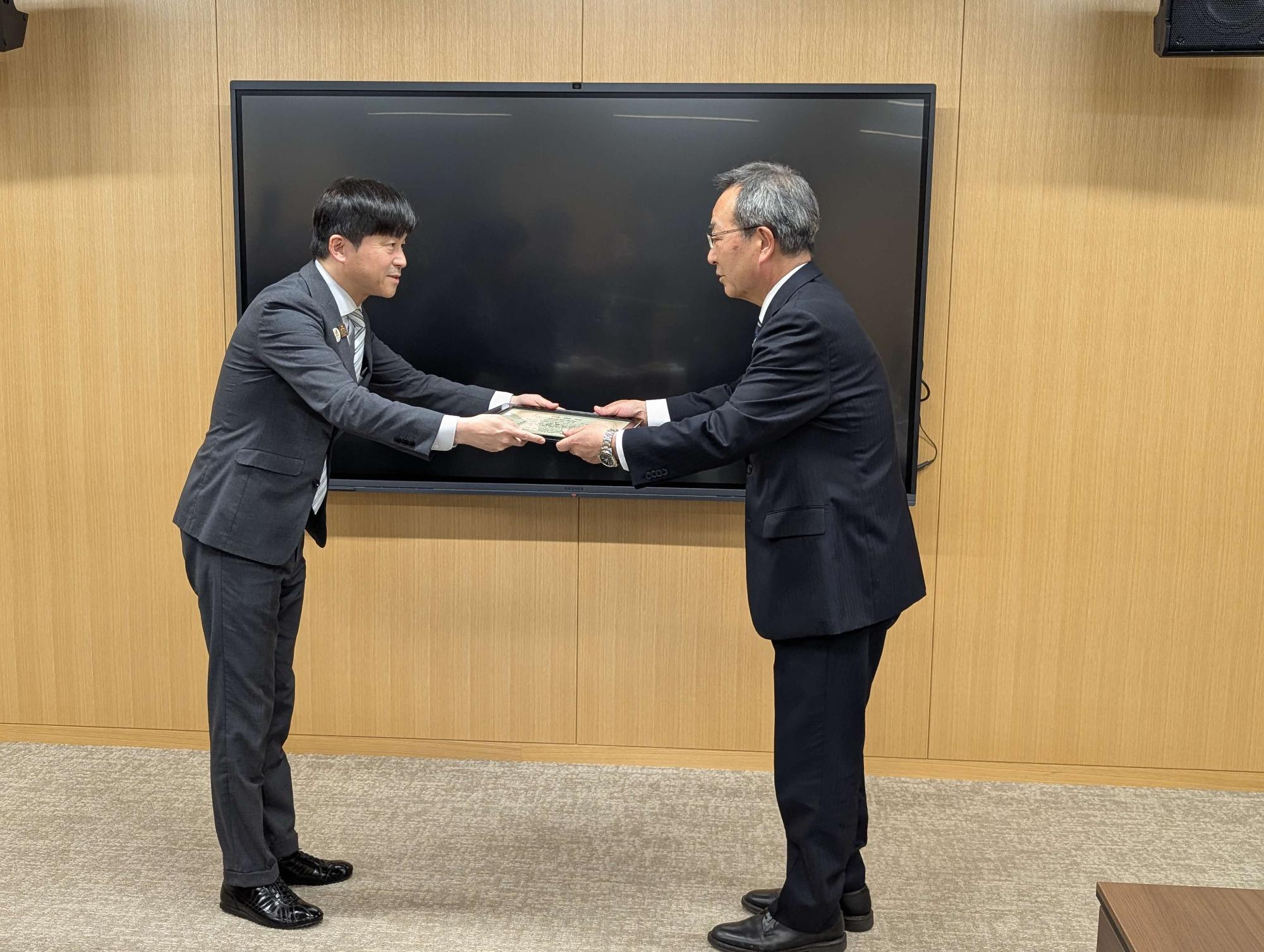 一畑工業感謝状贈呈1