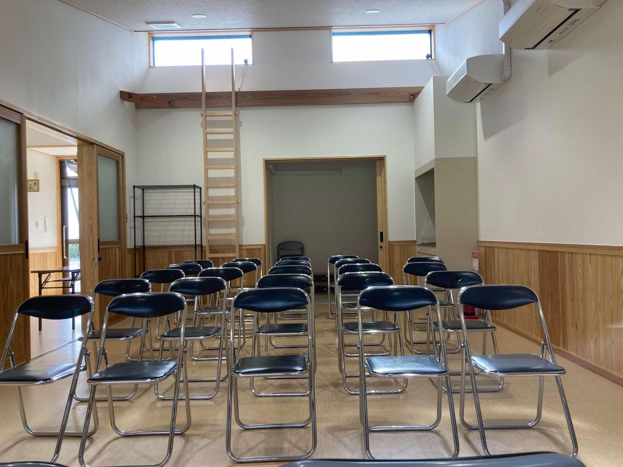 中海スポーツパークの会議室写真（グラウンド側から）