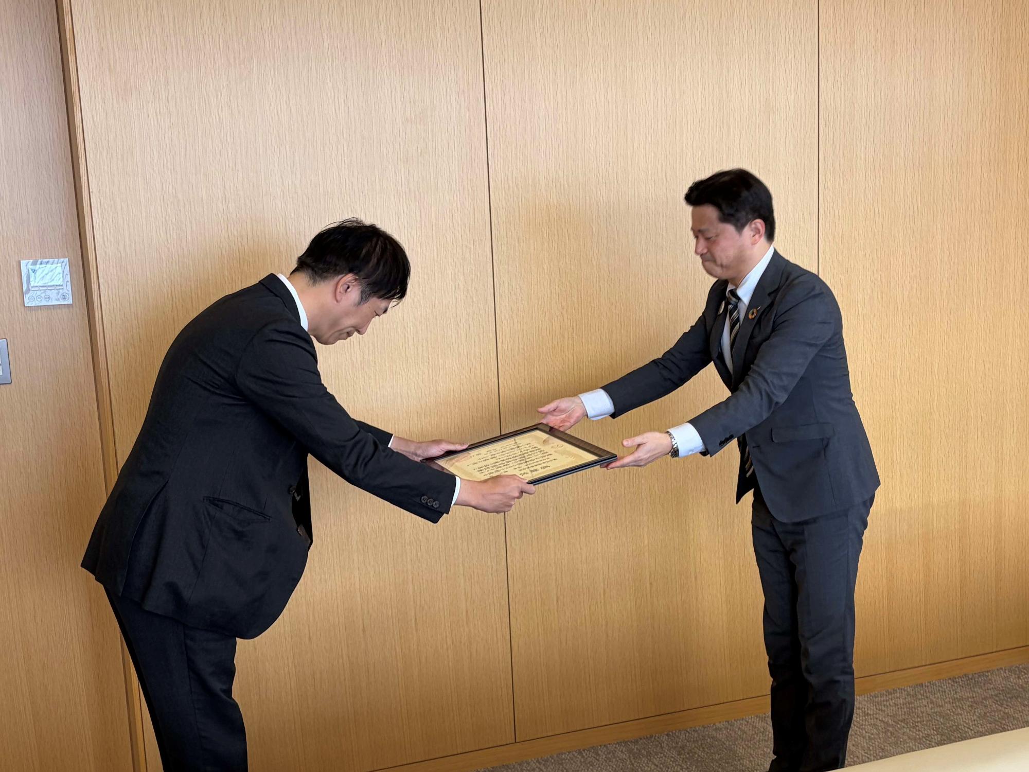 松江山本金属贈呈式1