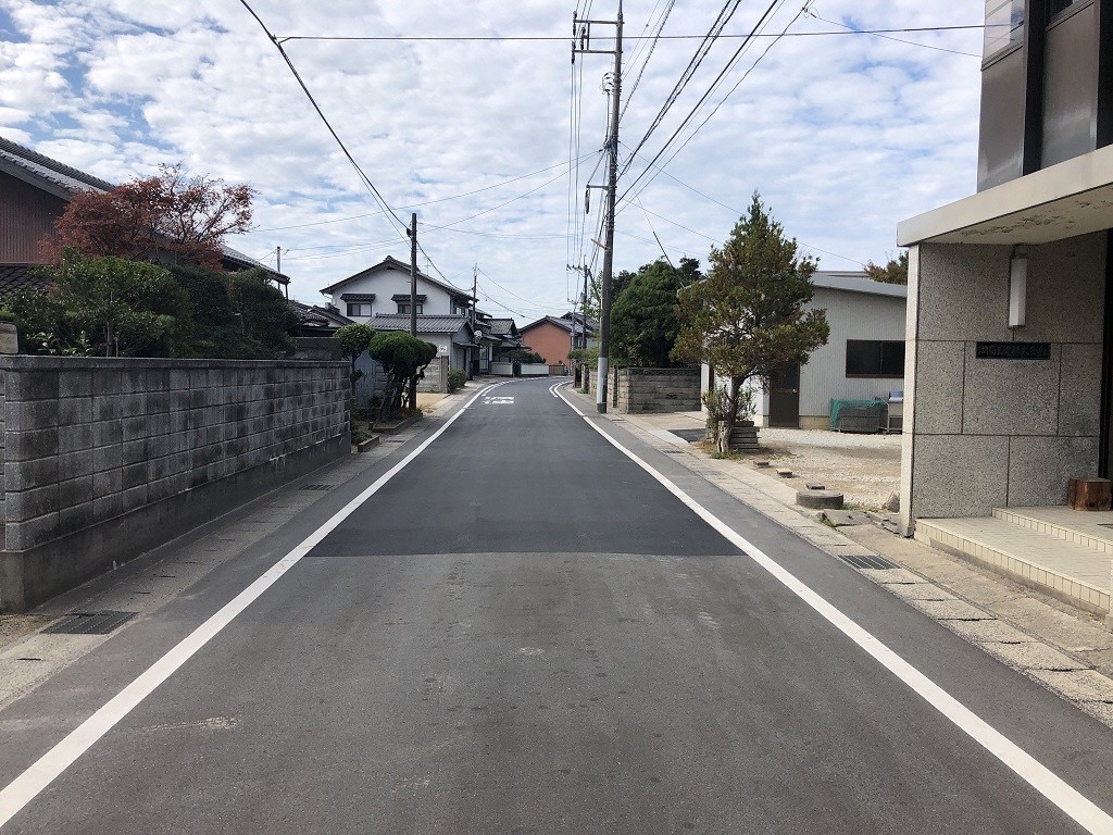 地中に雨水枝線を新設した湯町地区の道路の写真