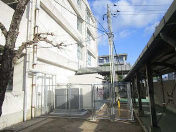 受変電設備や配線が設置された松江市立乃木小学校の写真