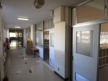 電気設備の整備が行われた松江市立乃木小学校の廊下の写真