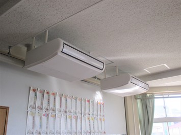 GHP方式で設置された内中原小学校の空調設備の写真