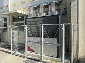 内中原小学校の外に設置された空調設備の写真