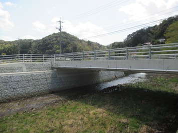 幅員が広い橋に架け替えられた栗子橋の写真