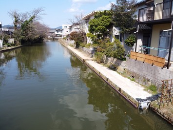 住宅沿いにある堀川遊覧船の運航ルートの米子川の写真