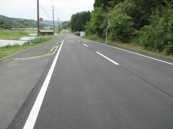 左側に田んぼが見える舗装工事がされた市道朝酌上宇部尾線の写真