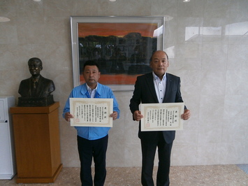 代表取締役の内藤氏と監理技術者の玉木氏が表彰状を手にして並んでいる写真