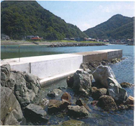 残置型枠ブロックを使用し修繕した野波漁港ミホシ沖防波堤の写真