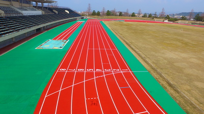 ウレタン舗装がされた陸上競技場のレーンの写真