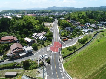 線形改良を行った古志大野線道路を上空から撮影した写真