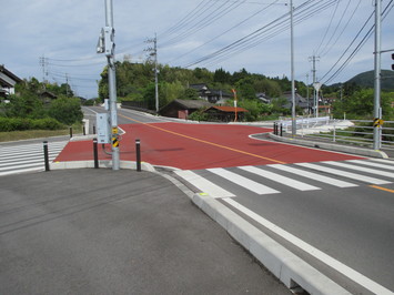 十字路になっている線形改良を行った古志大野線道路の写真