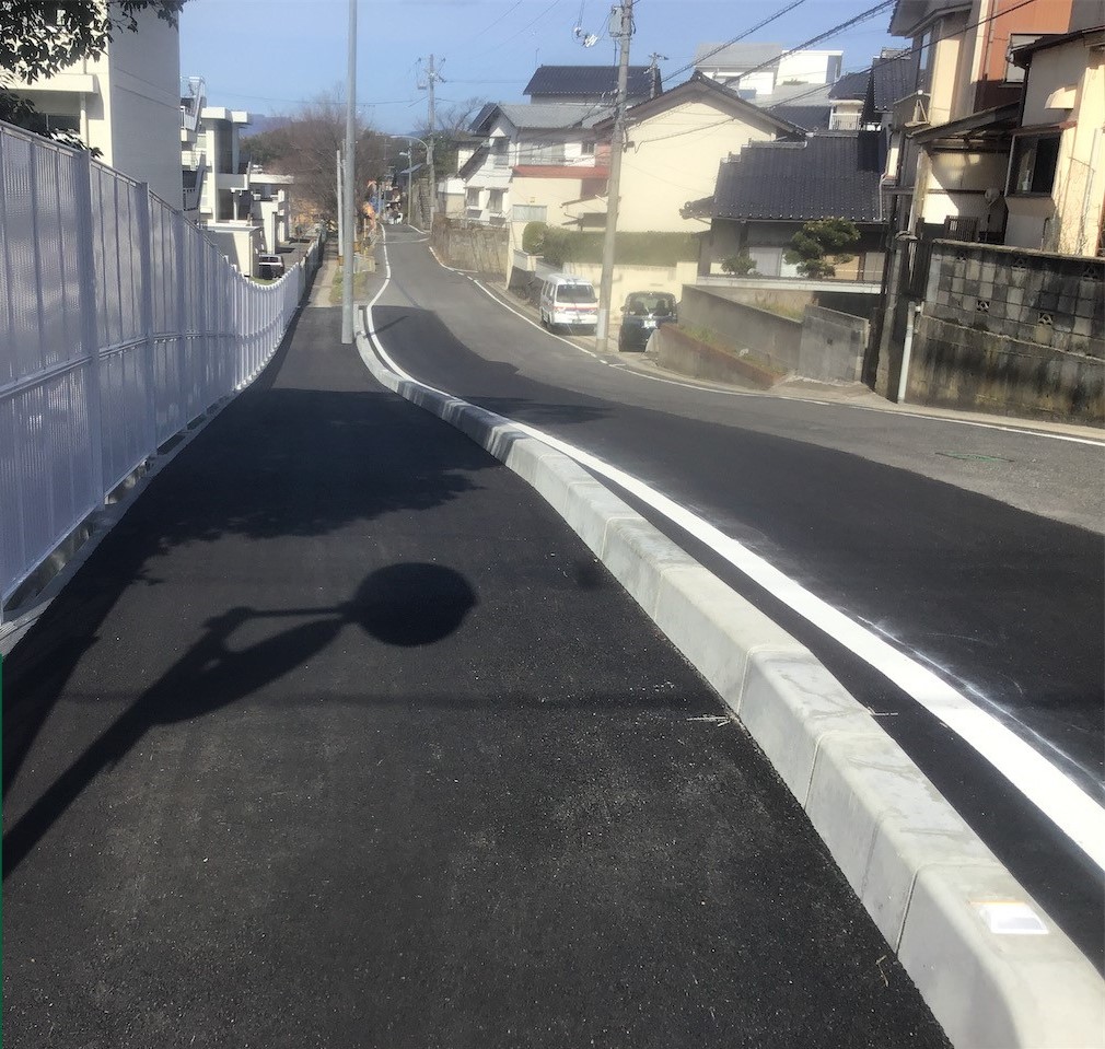 道路拡幅と歩道の高低差が解消された市道工業の写真