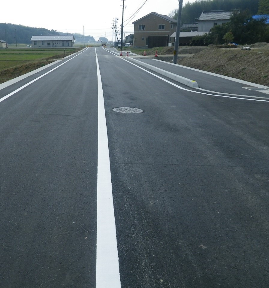 拡幅改良を行った古浦西長江線道路の写真