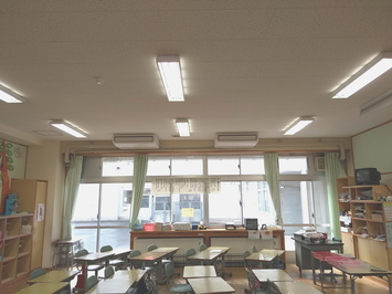 空調機器と電気配線が設置された松江市立津田小学校の普通教室の写真
