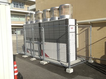 松江市立津田小学校の外に設置された空調設備の写真