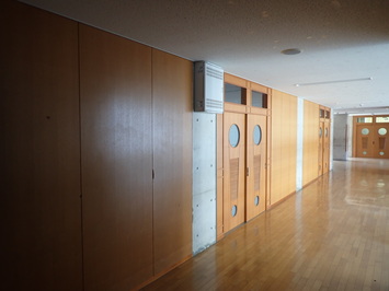 無線LANを整備した松江市立八束学園の廊下の写真