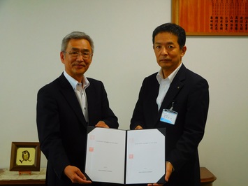 財務省中国財務局松江財務事務所の春田所長様と松江市永田防災安全部長が一緒に協定書を持っている写真