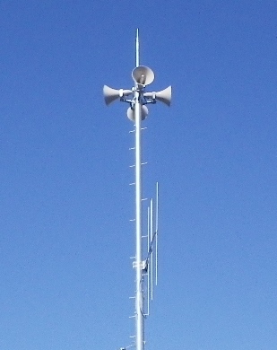 4つのラッパが付いている防災行政無線（屋外スピーカー）の写真