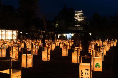 令和4年度に開催された松江水燈路において、数多くの灯篭やライトアップされた松江城が写っている写真