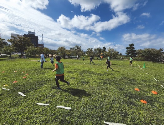 子どもたちが公園で遊んでいる写真