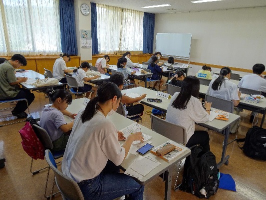 子どもたちが公民館で学習している写真