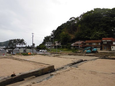 瓦礫が撤去され平面の土地になった様子の写真