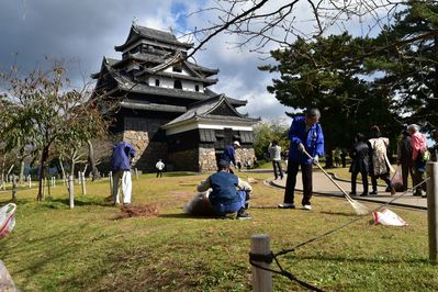 松江城天守付近における清掃活動風景の写真