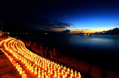 日の沈んだ嫁ヶ島で橙色の明かりが並んでいる様子の写真