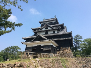 本丸南側より撮影された、松江城天守閣の外観の写真