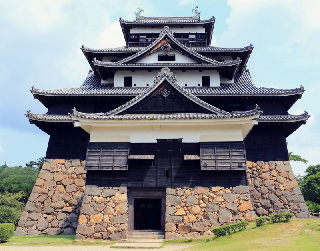 南側より撮影された、松江城天守閣の外観の写真