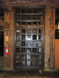 松江城天守内部・3階の大きな柱の間に設置された木格子壁の写真