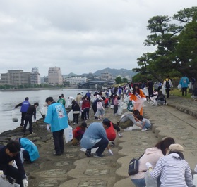 白潟公園付近における宍道湖湖岸の清掃活動風景の写真