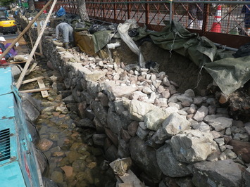 松江城敷地内における石垣の修理作業風景の写真