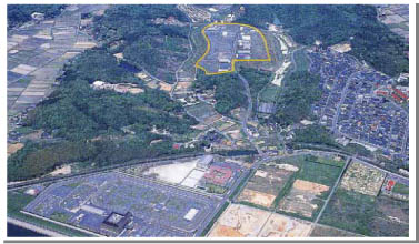 朝日ヒルズ工業団地を黄色の線で囲んだ航空写真
