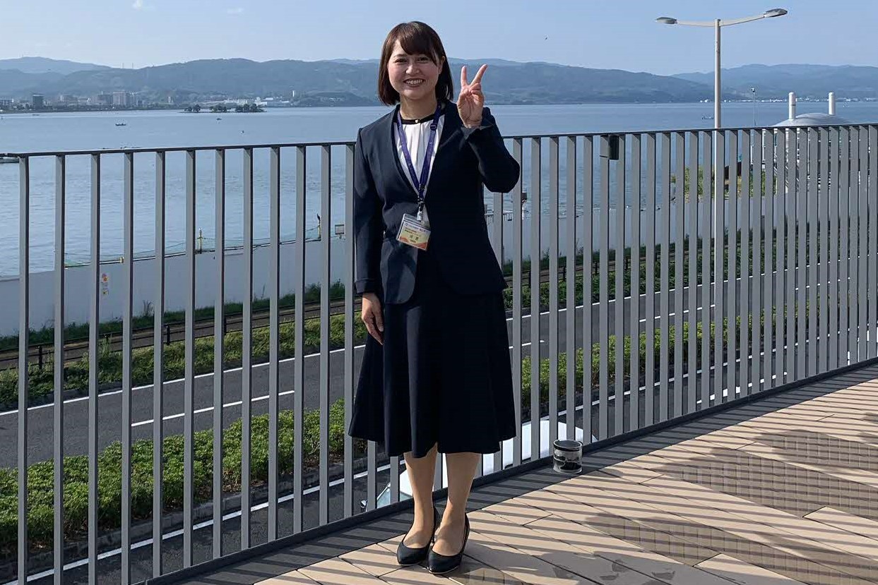 地域おこし協力隊が松江市役所のテラスに佇まう様子