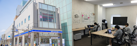 1階部分にLAWSONが併設されており、奥行きのある2階建てのビルの写真（左）と3人の男性がパソコンに向かい仕事をしているオフィス内部の写真（右）