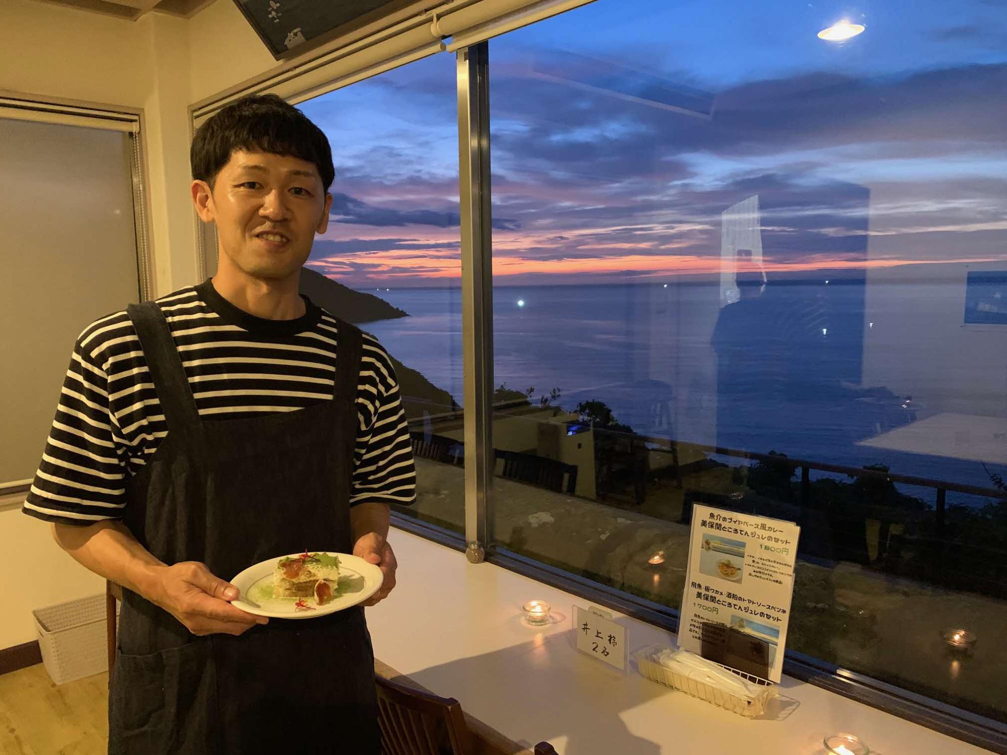 夜景の綺麗な場所で料理を提供する仲田さん