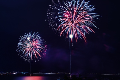 宍道湖の上に2発の花火が上がっている写真